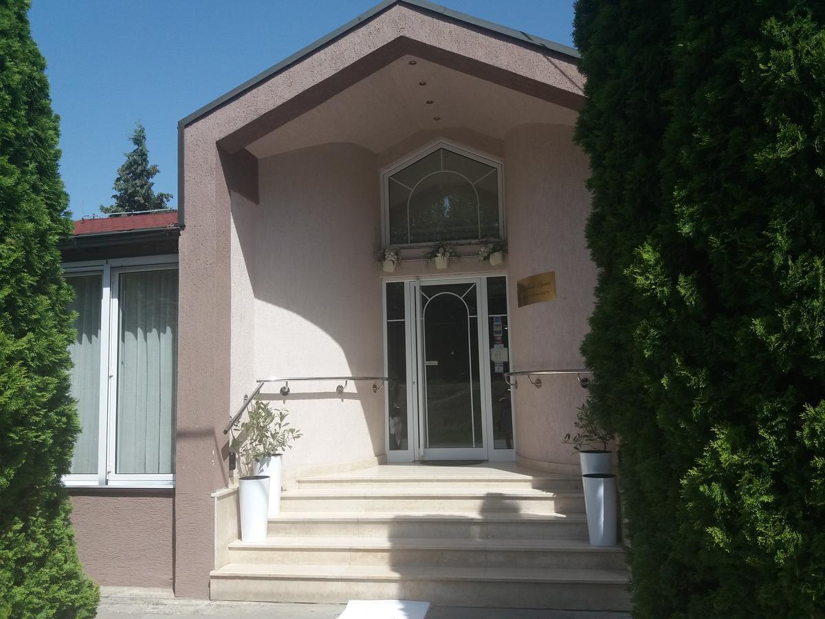 B&B Vila Bela Ruza สเรมสกา มิโตรวิตซา ภายนอก รูปภาพ