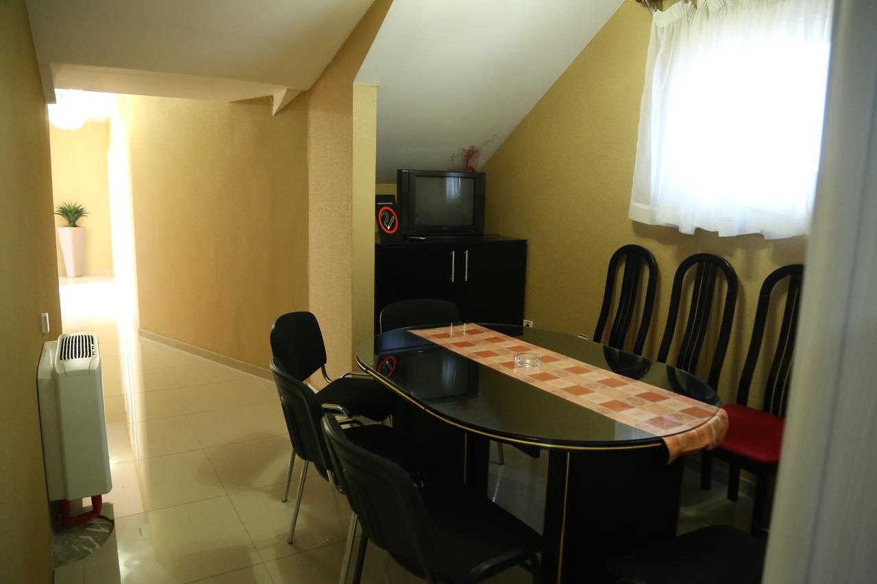 B&B Vila Bela Ruza สเรมสกา มิโตรวิตซา ภายนอก รูปภาพ